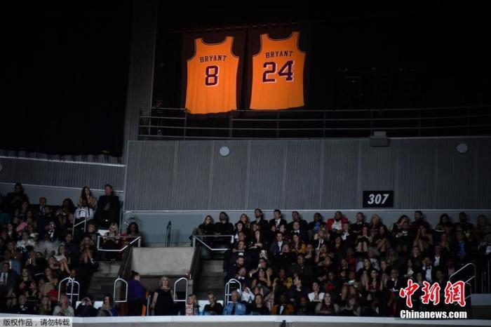 已退役NBA著名球员科比·布莱恩特(Kobe Bryant)当地时间26日在美国加利福尼亚州卡拉巴萨斯市因乘坐的直升机坠毁而遇难，年仅41岁。NBA这一天也有多场比赛进行，各支球队也用着各种方式哀悼科比。同日，美国第62届格莱美音乐奖在洛杉矶举行。 科比的球衣被悬挂在颁奖礼场馆斯台普斯中心，现场临时增加致敬科比环节