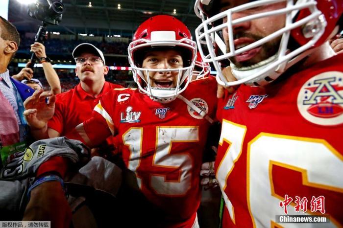 2020年NFL超级碗总决赛在迈阿密的硬石球场举行，堪萨斯城酋长队逆转夺冠。在第四节10比20落后的情况下酋长队疯狂反扑，马霍姆斯带领球队完成三次达阵，他们最终以31比20战胜旧金山49人队夺冠。
