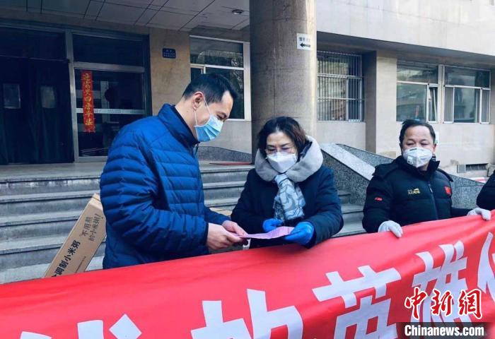 山西儿童医院工作人员接受太行明珠实业慰问信。　企业提供 摄